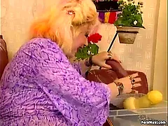 Beamy Grannie Enjoys Moving down fist abyss forth an appendage be worthwhile for Fucknig
